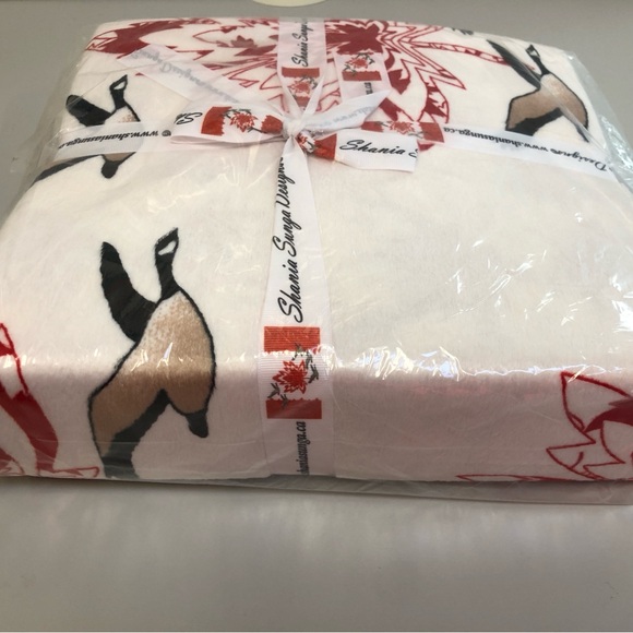 NEW Canadiana Minky Throw. Canada Goose - Picture 10 of 12